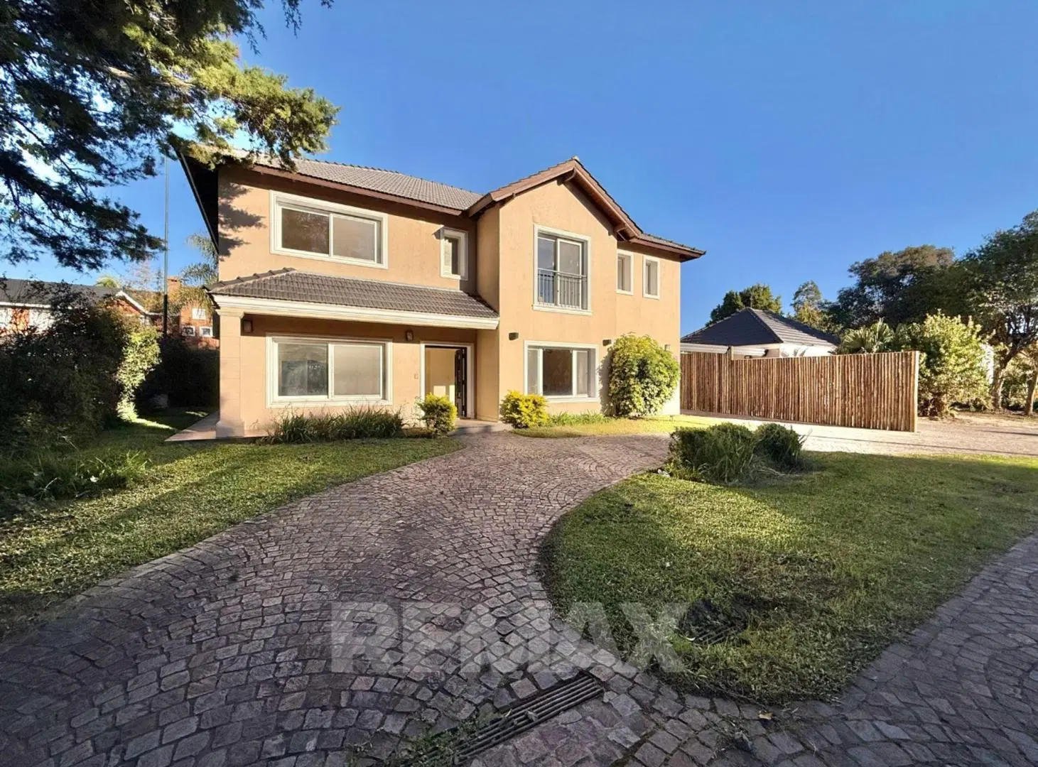 VENTA CASA MAPUCHE CENTRAL CON PILETA UN LOTE 360M 3