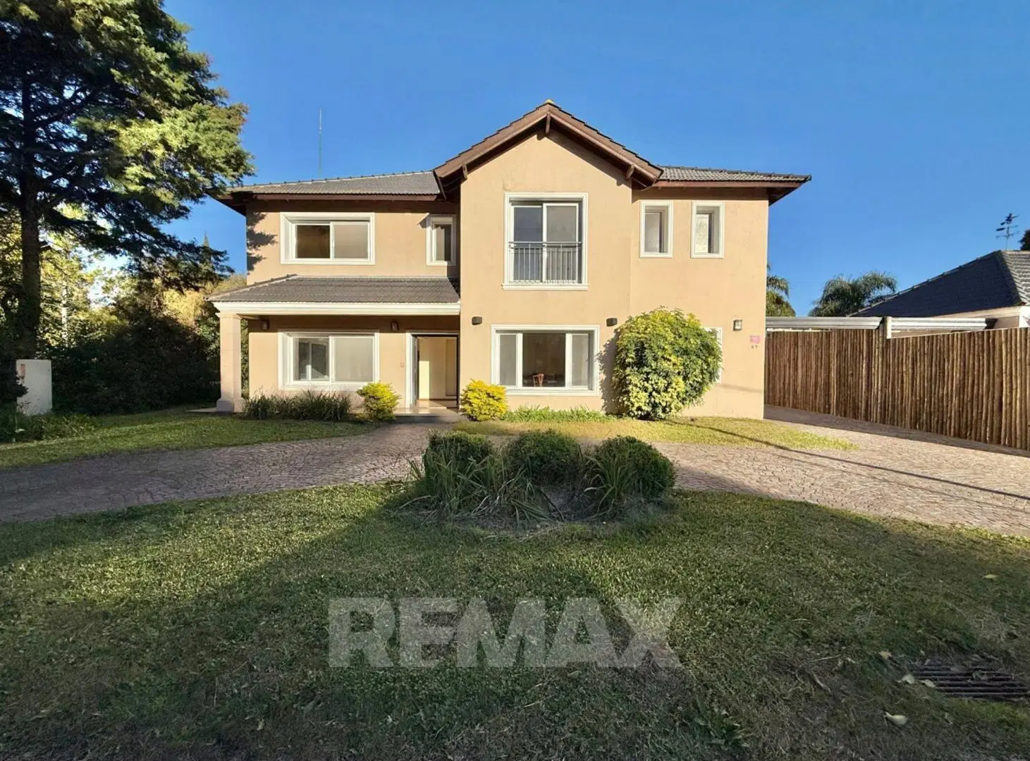 VENTA CASA MAPUCHE CENTRAL CON PILETA UN LOTE 360M 2