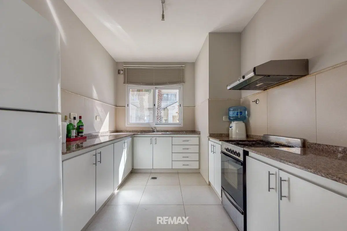 Venta dúplex 3 amb. jardín,parrilla,cochera y seg. 2