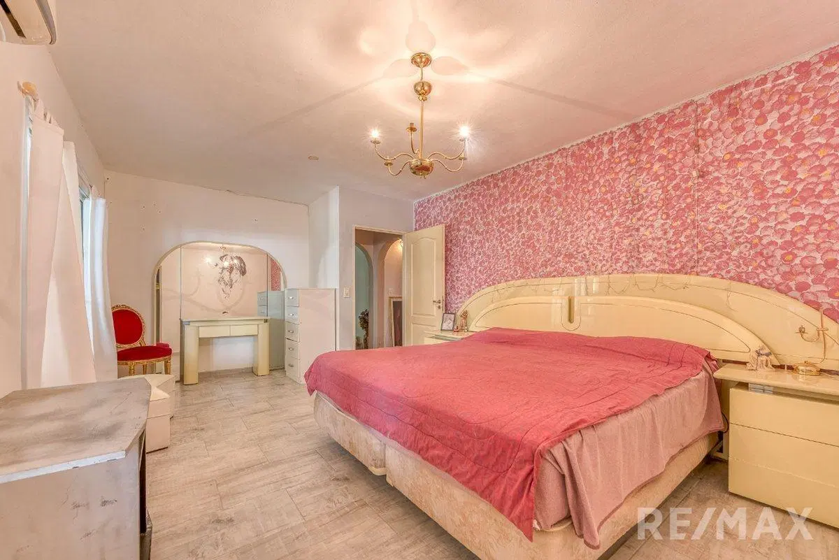 Venta casa 4 ambientes, pileta y quincho en Jularó 5