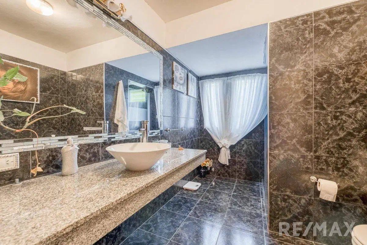 Venta casa 4 ambientes, pileta y quincho en Jularó 3