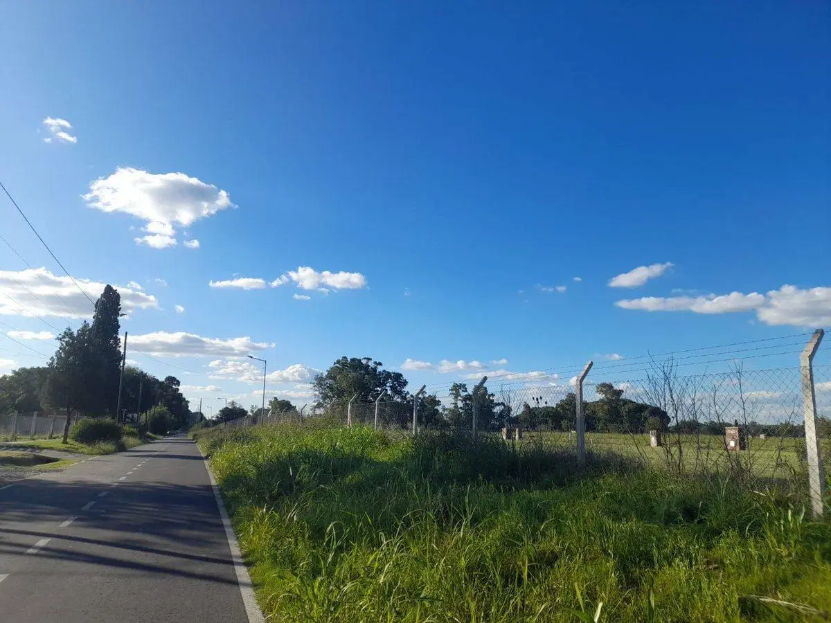 VENTA LOTE CENTRAL EN EL BARRIO LA POSTA DE PILAR 4