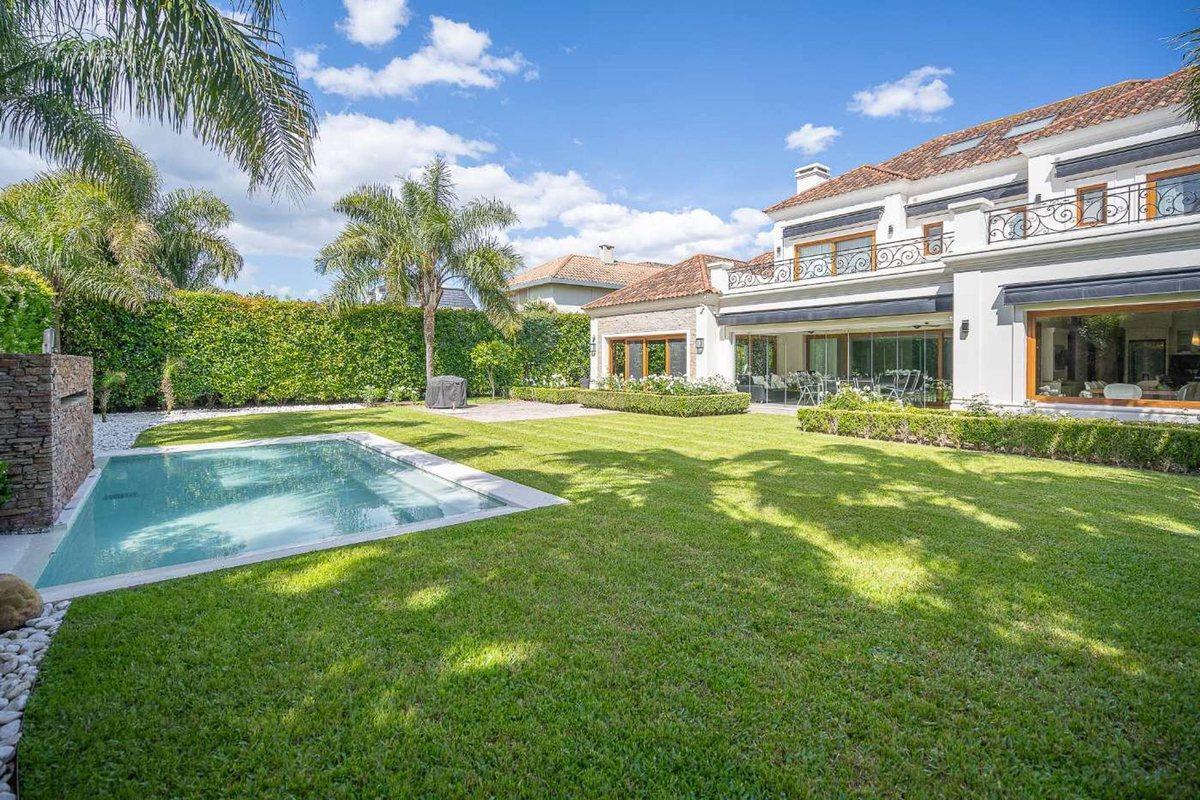 Casa en venta La Lomada pileta interna climatizada