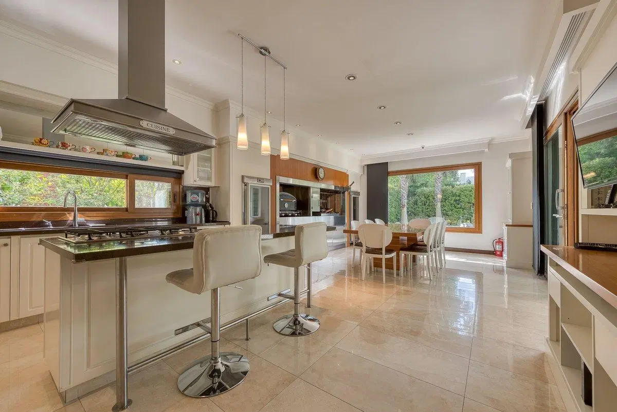 Casa en venta La Lomada pileta interna climatizada 3