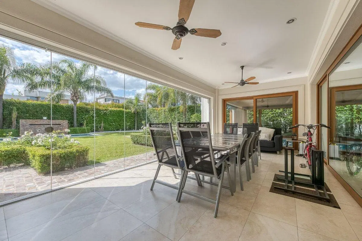 Casa en venta La Lomada pileta interna climatizada 5