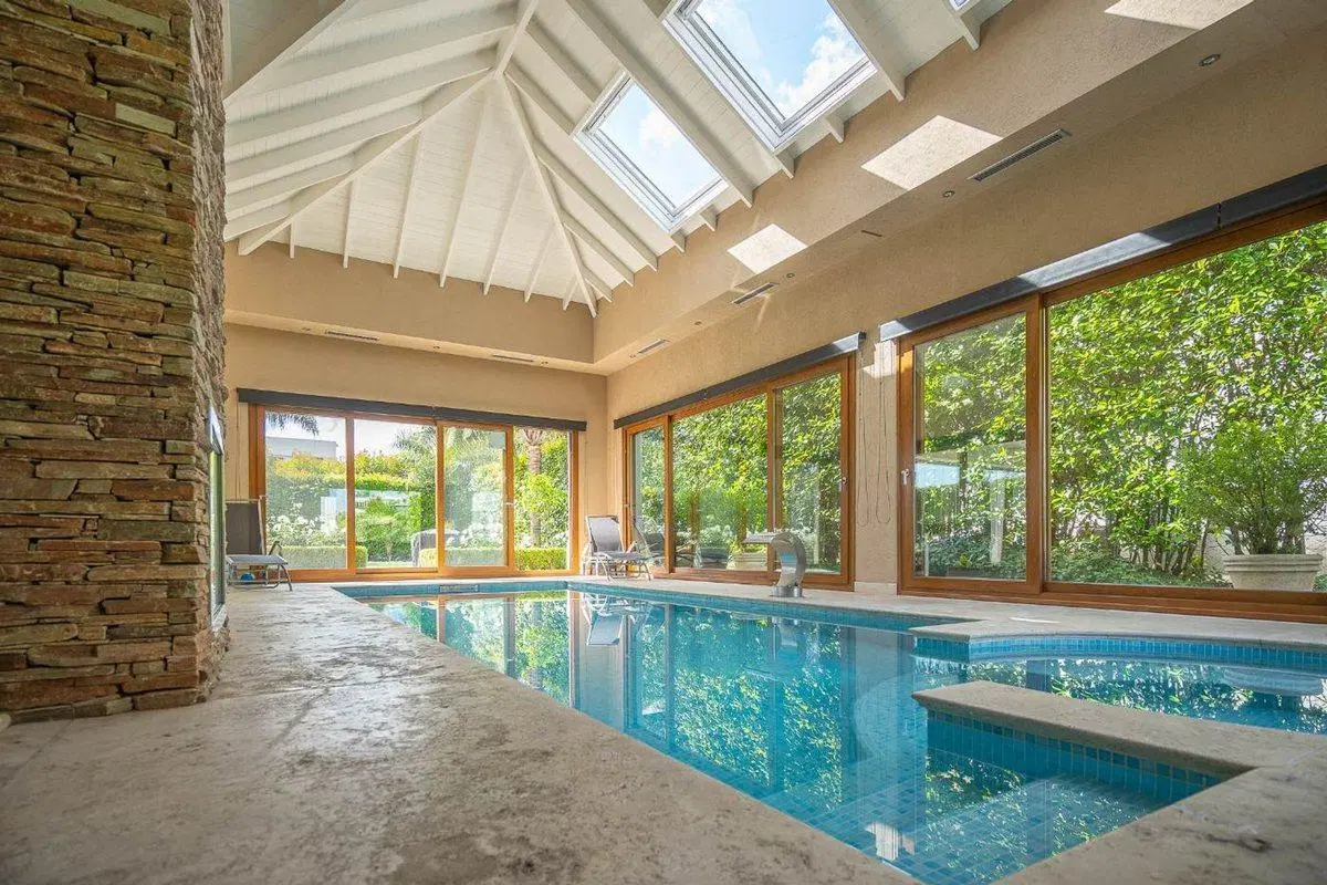 Casa en venta La Lomada pileta interna climatizada 8