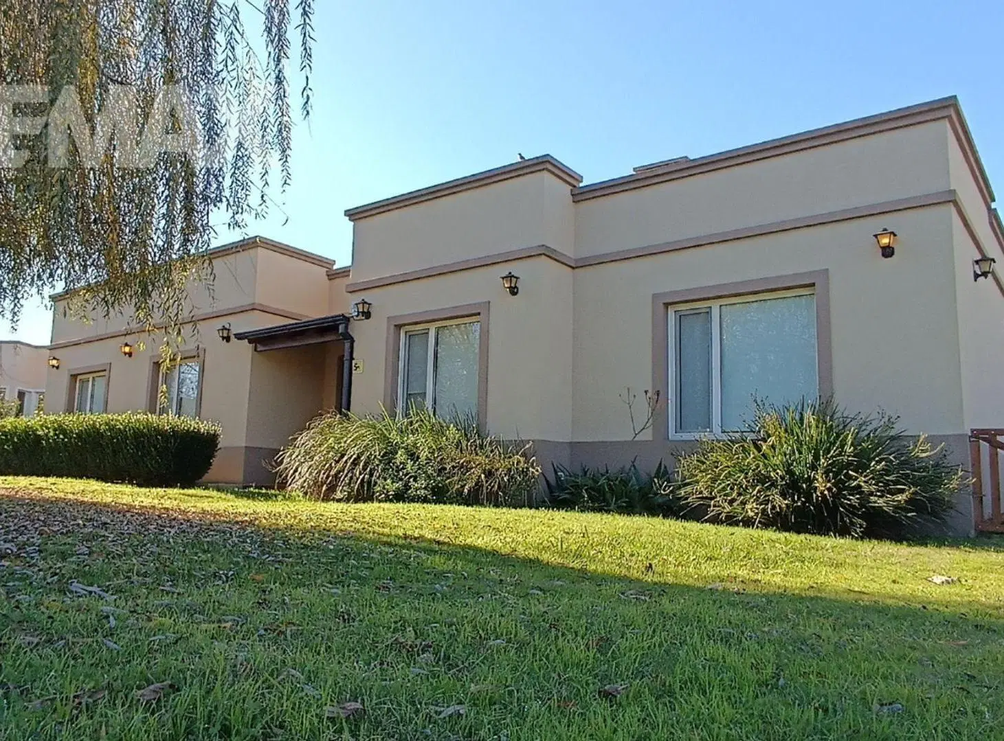 Venta casa 4 amb. c/pileta lote 1500 m² 2