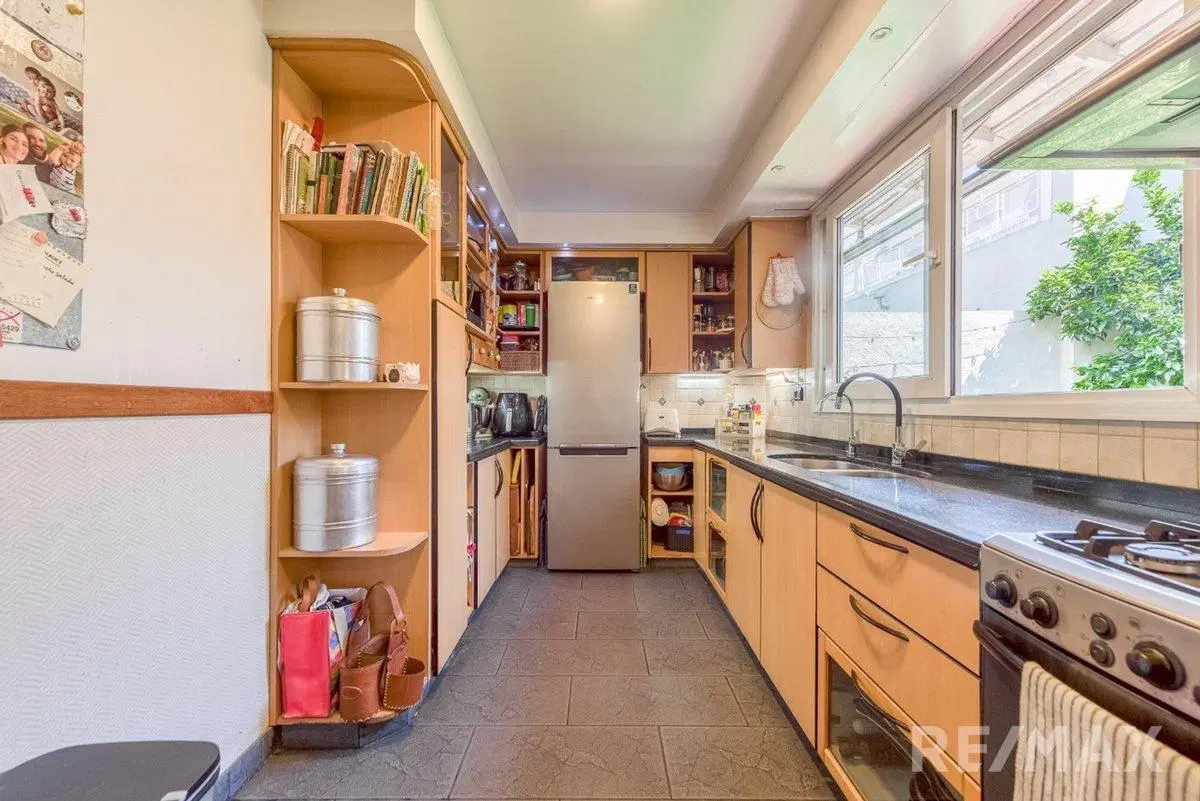 Venta casa 5 amb, 3 pisos, con patio en Olivos 3