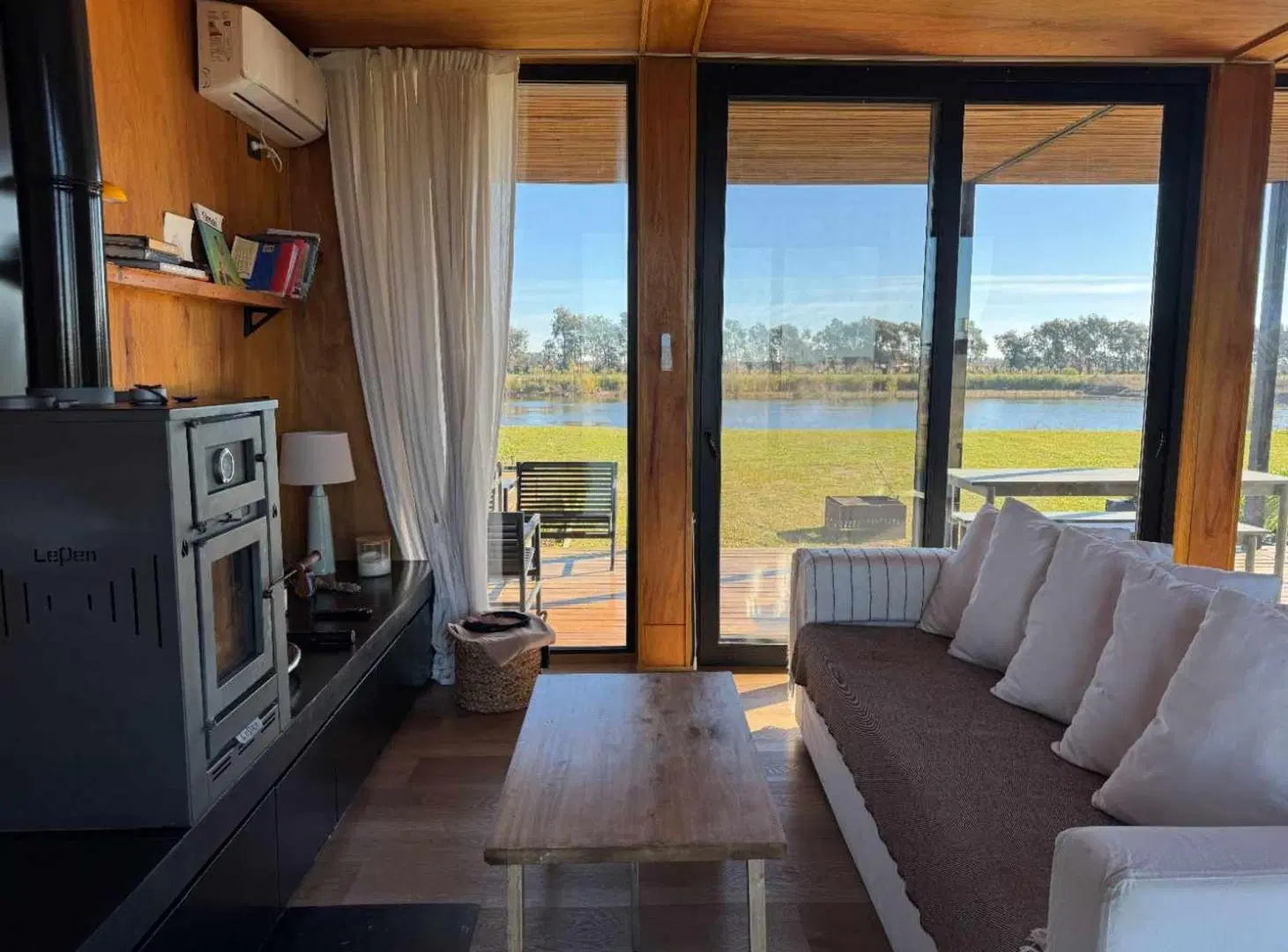 Venta Casa Sustentable Frente a la Laguna Amoblada 4