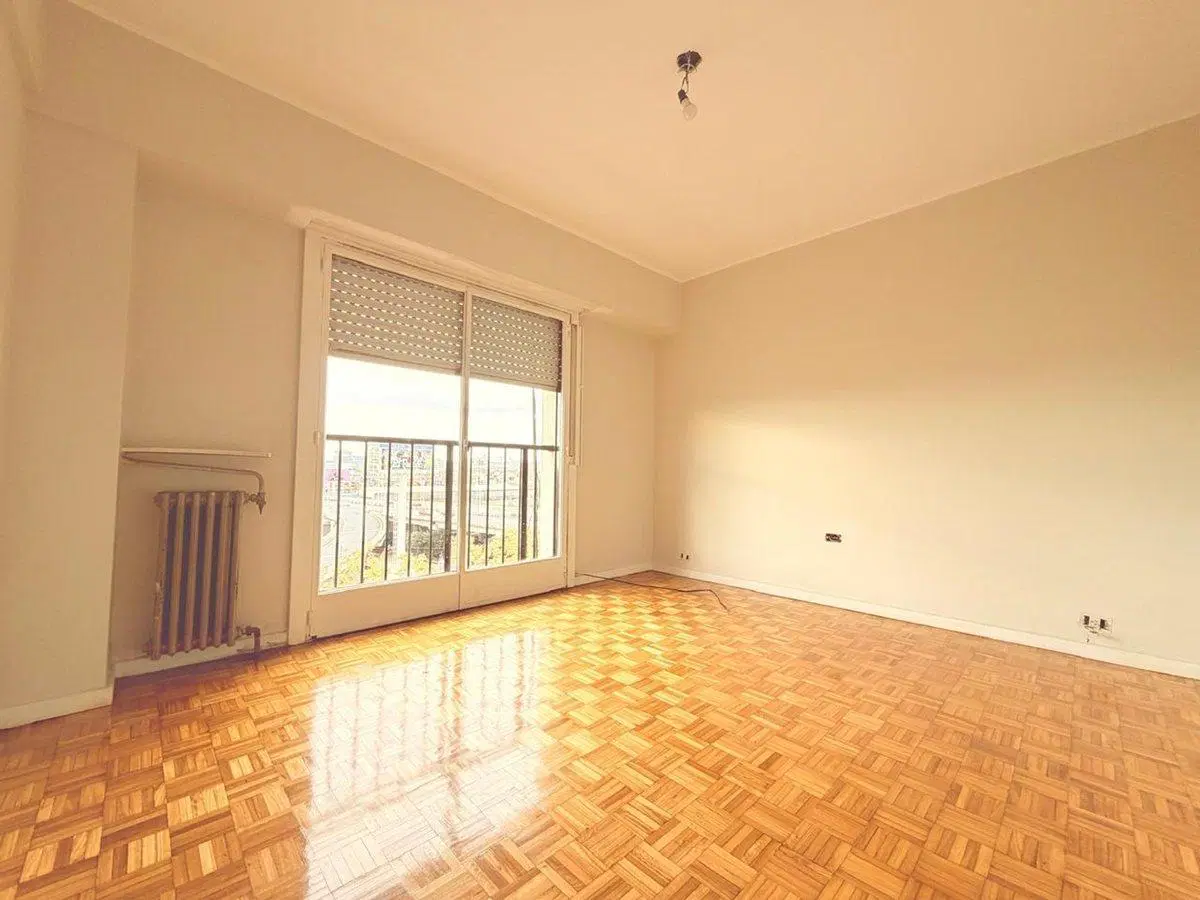 Dpto. 3 amb. en venta piso alto Avda. Libertador 5