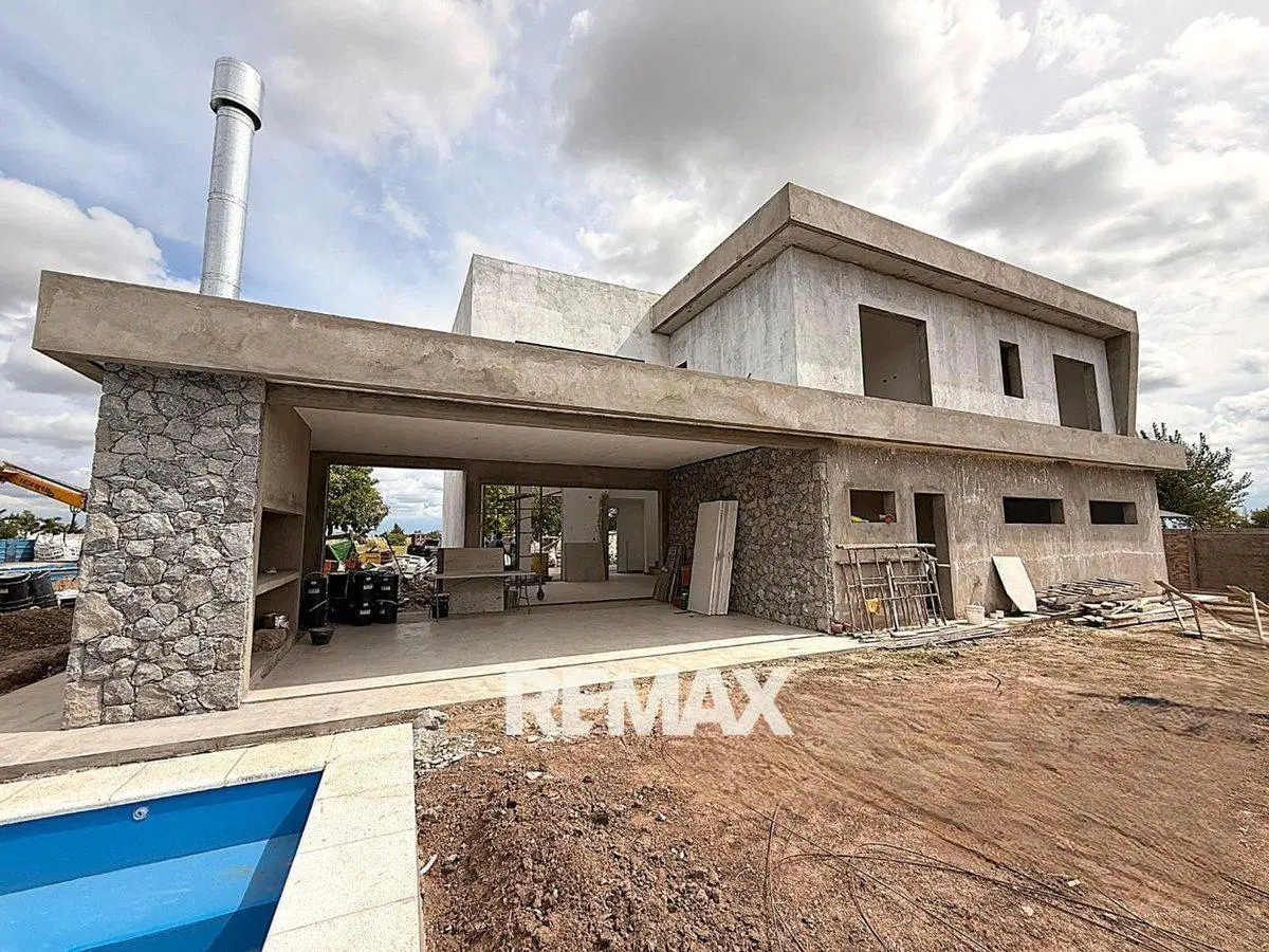 VENTA CASA 4 DORMITORIOS  CON PILETA  PILAR 2