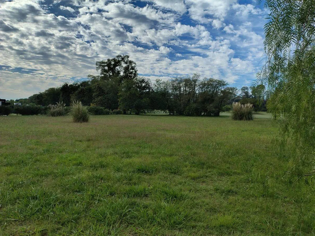 VENTA LOTE AL GOLF EN MEDAL C.C. - PILAR 8