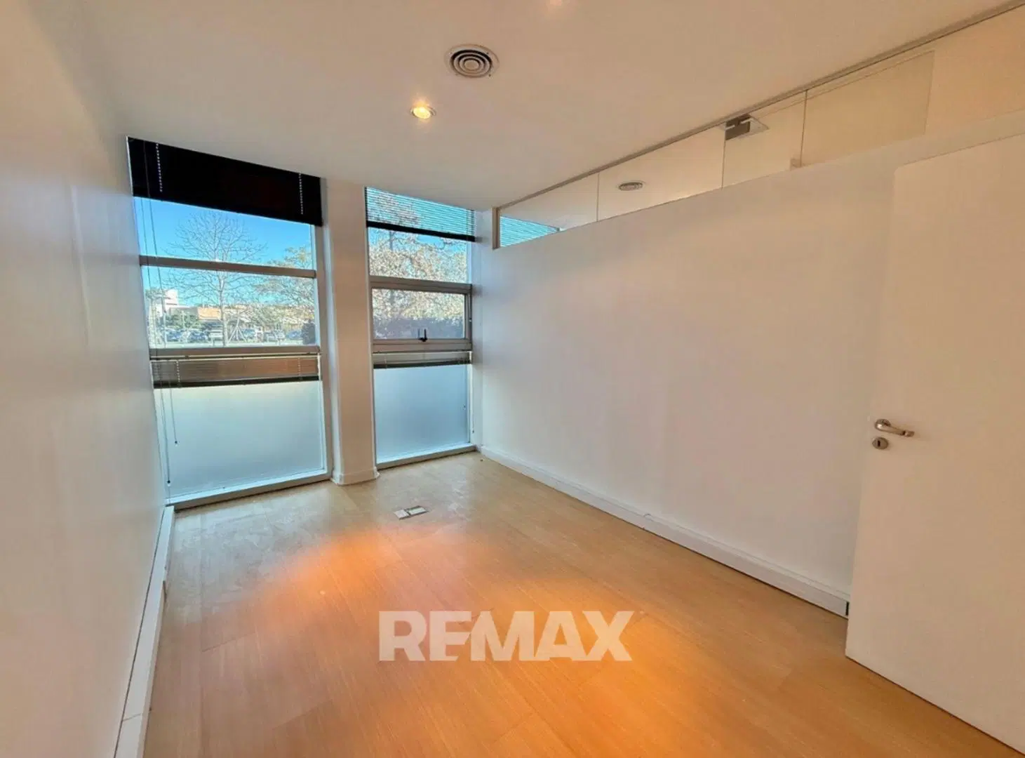 ALQUILER OFICINA SKYGLASS 1 70MTS AYRES VILA 5
