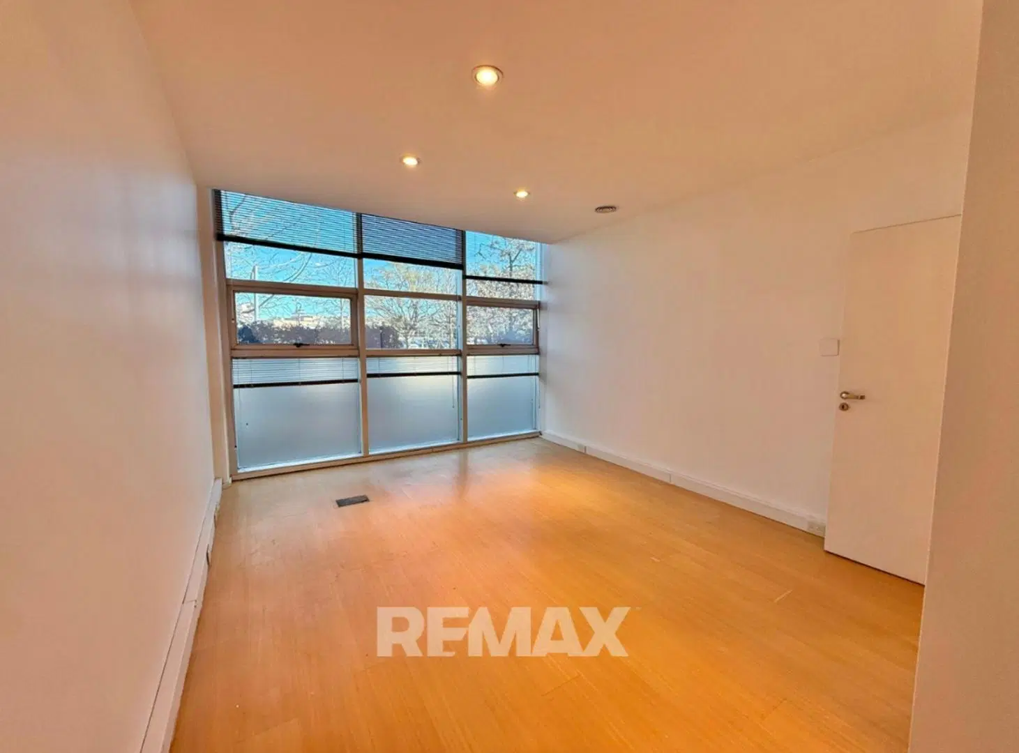 ALQUILER OFICINA SKYGLASS 1 70MTS AYRES VILA 3