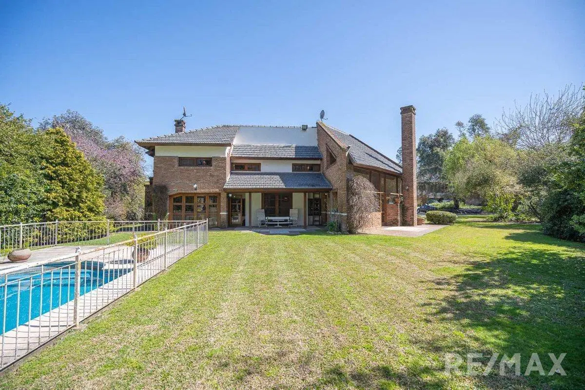 VENTA CASA 4 AMB  C/PILETA  LAS PRADERAS DE LUJAN 2