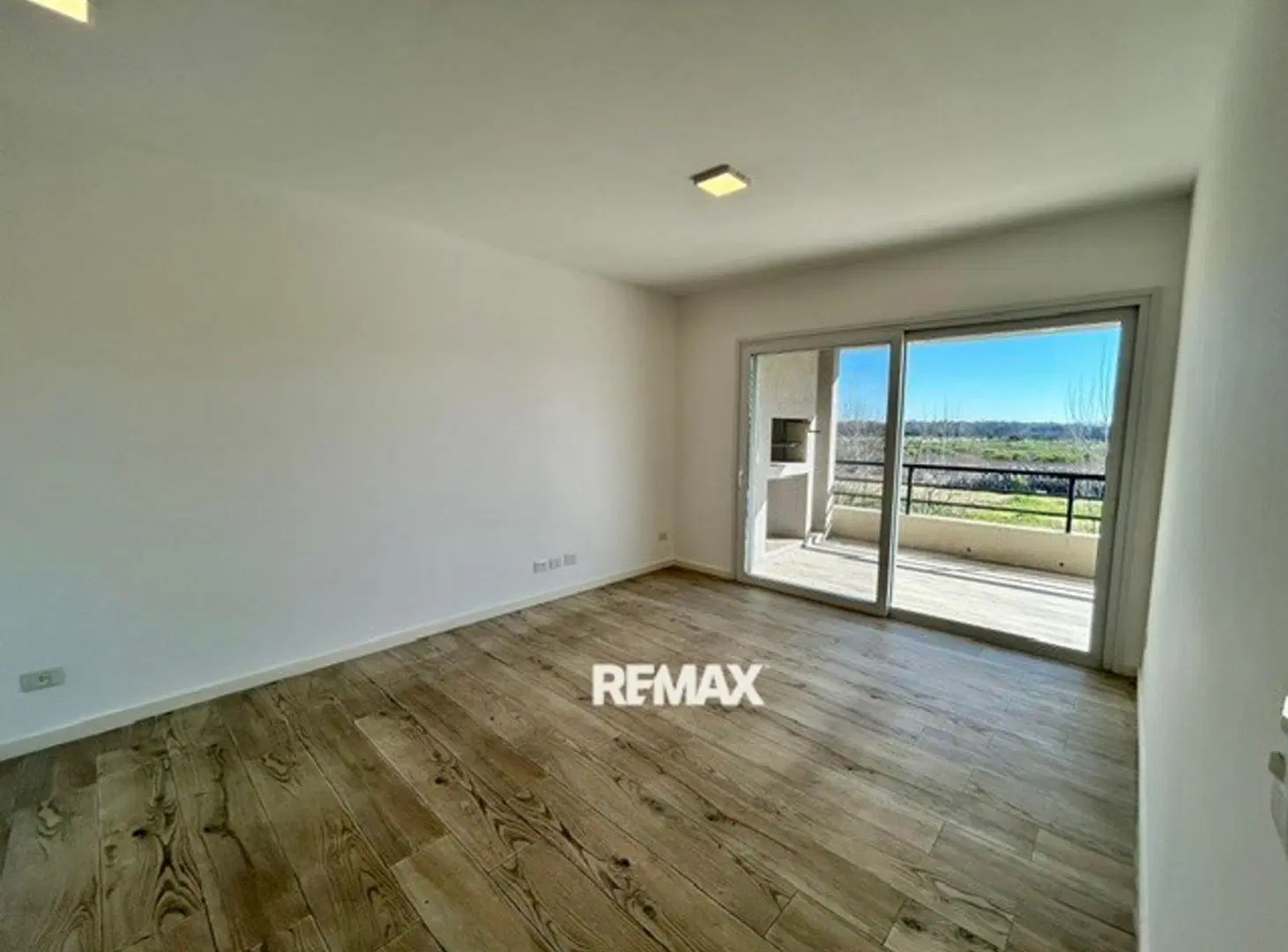 ALQUILER  DEPARTAMENTO 2 1/2 AMB CON COCHERA PILAR 8