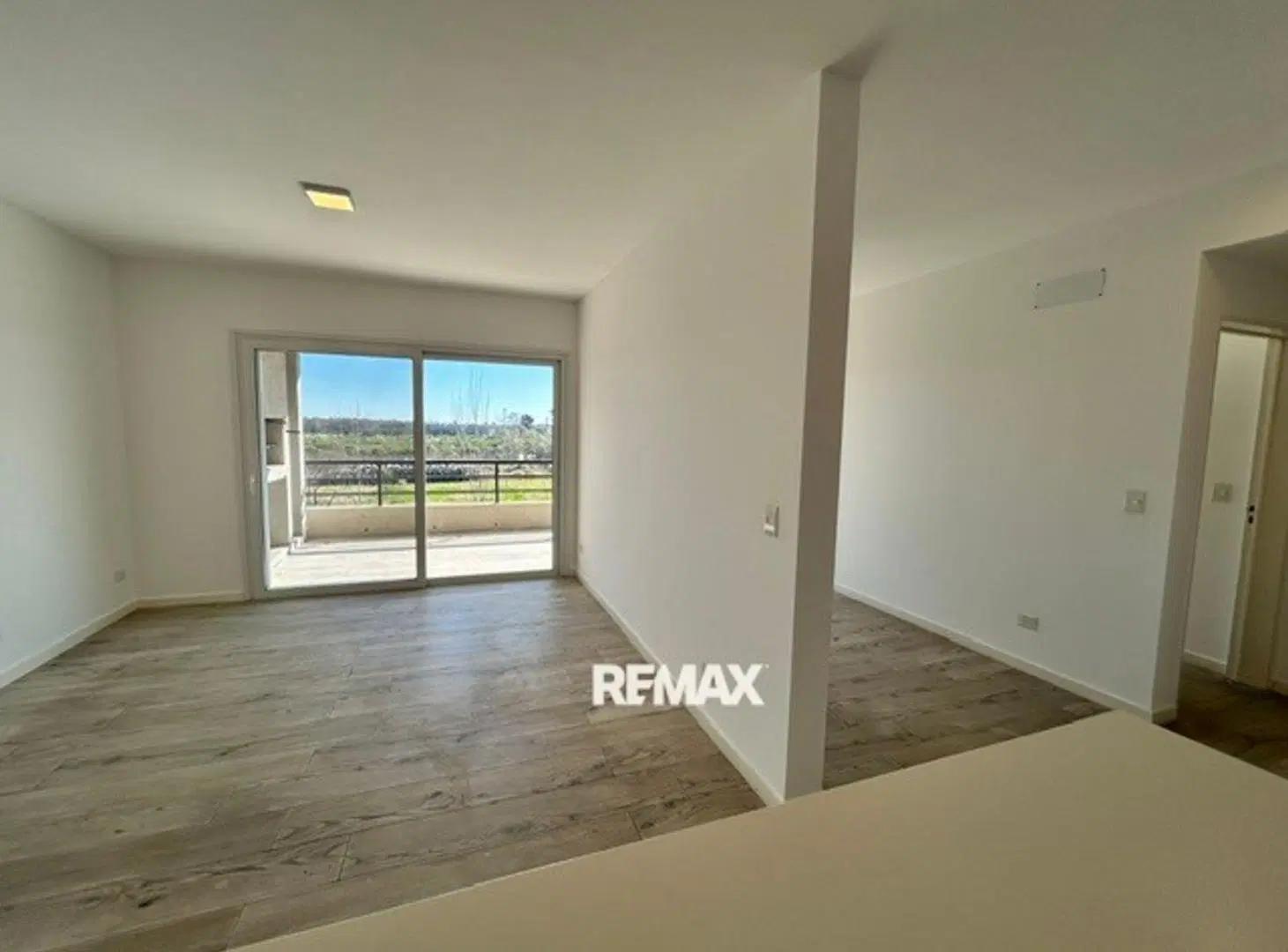 ALQUILER  DEPARTAMENTO 2 1/2 AMB CON COCHERA PILAR 3