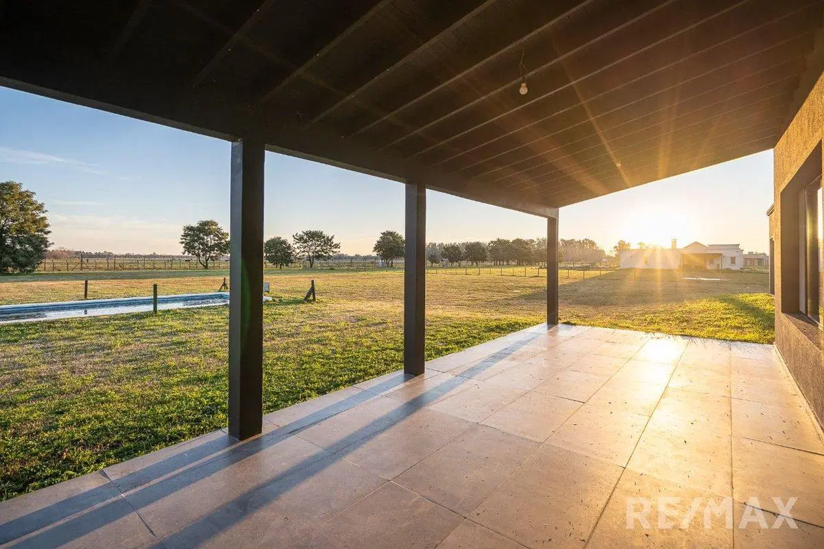 Venta casa 5 ambientes con pileta  en La Macarena 3