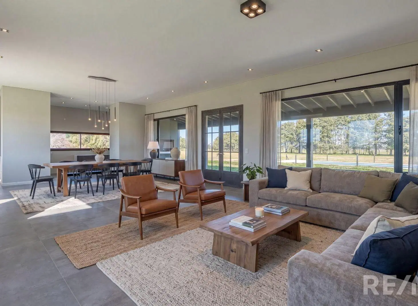 Venta casa 5 ambientes con pileta  en La Macarena 2