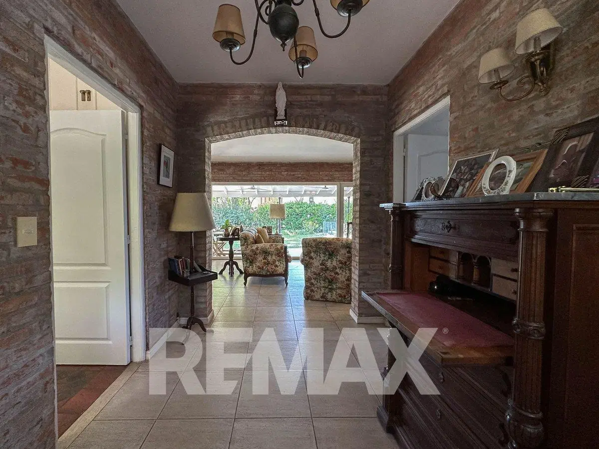 CASA EN VENTA CON PILETA, B CERRADO VILLA ROSA 5