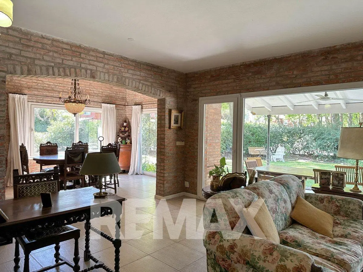 CASA EN VENTA CON PILETA, B CERRADO VILLA ROSA 8