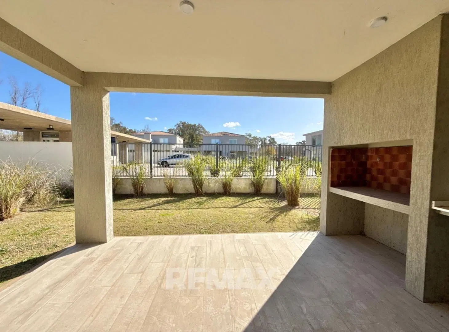 VENTA CASA DUPLEX, 3 DORM, C/JARDIN. PILAR 5