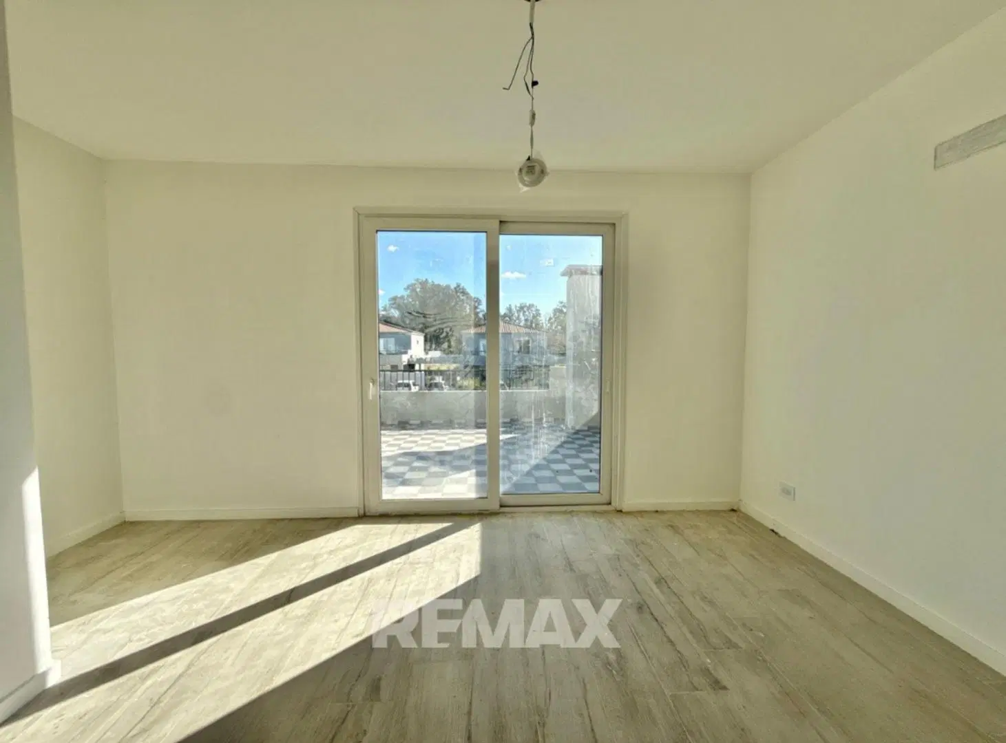 VENTA CASA DUPLEX, 3 DORM, C/JARDIN. PILAR 8