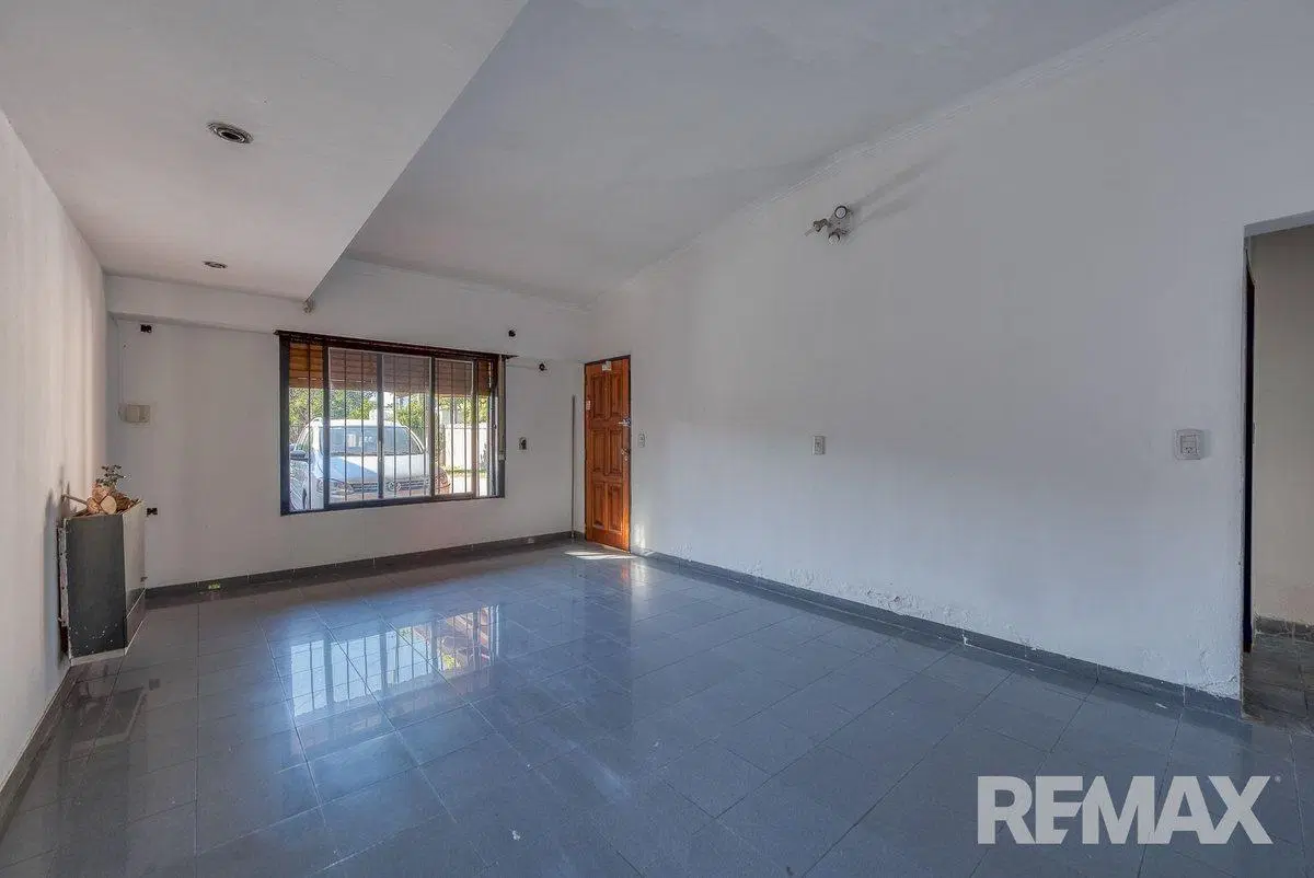 VENTA CASA CON 2 DUPLEX EN  MERLO NORTE 3