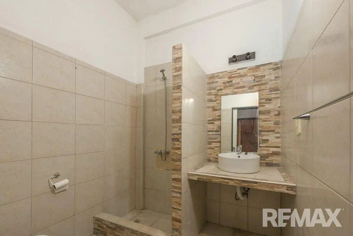 VENTA CASA CON 2 DUPLEX EN  MERLO NORTE 4