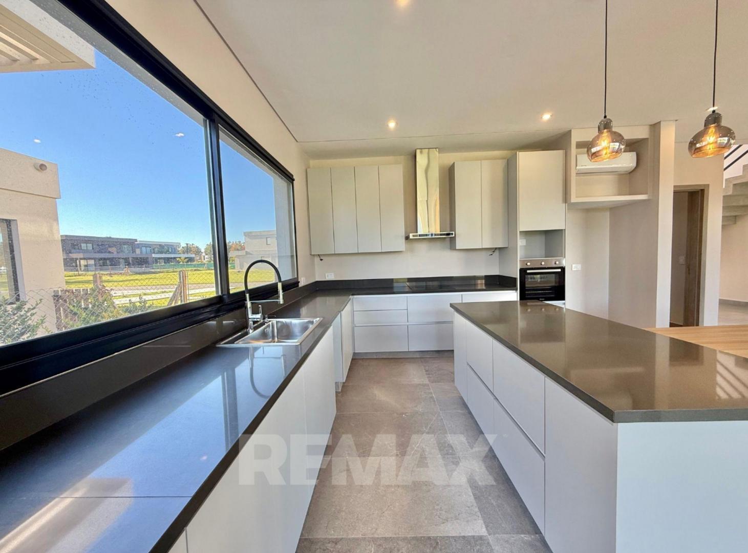 Foto de VENTA CASA PREMIUM 4 DORMITORIOS + DEPEN. PILAR, imagen 5