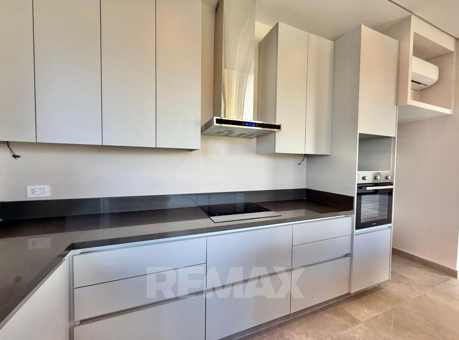 Foto de VENTA CASA PREMIUM 4 DORMITORIOS + DEPEN. PILAR, imagen 2