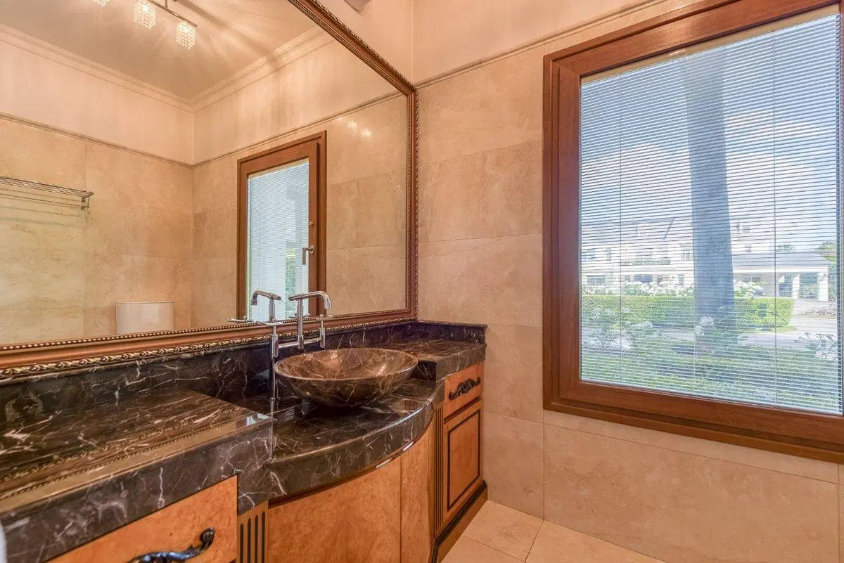 Casa en venta La Lomada pileta interna climatizada 2