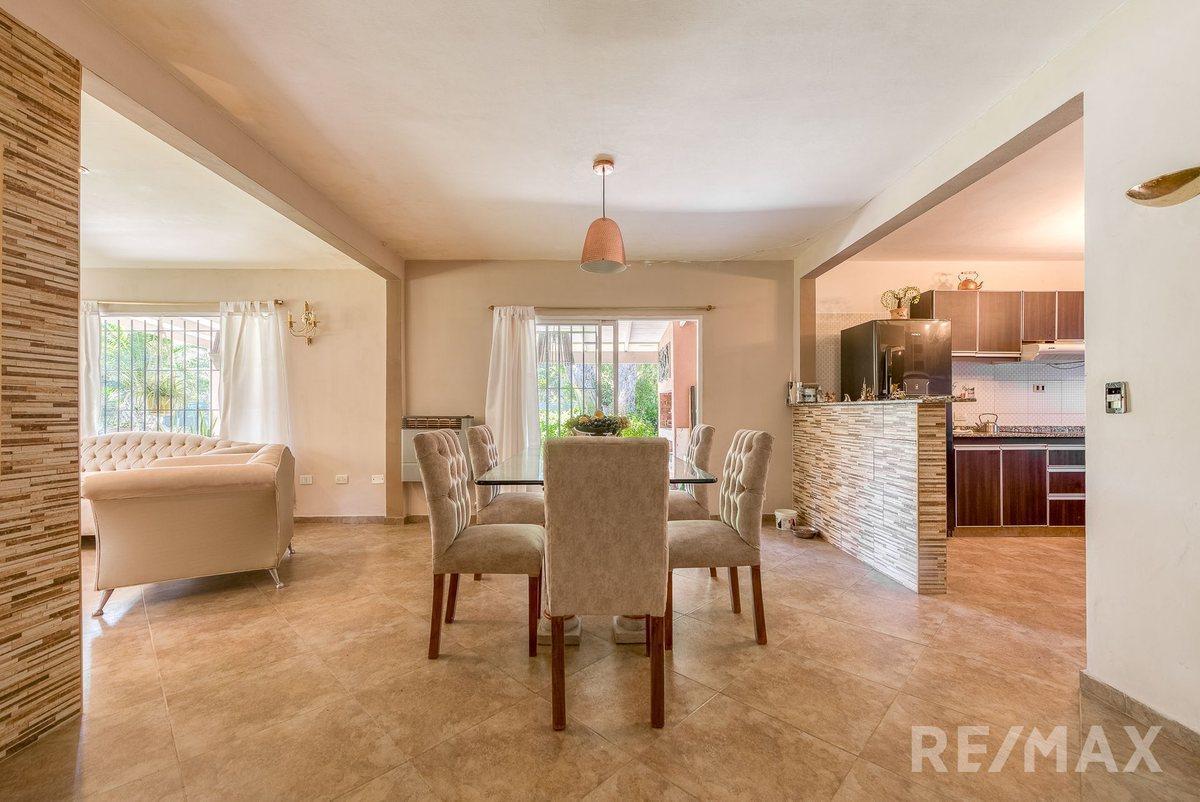 Foto de Venta casa 4 ambientes, pileta y quincho en Jularó, imagen 2