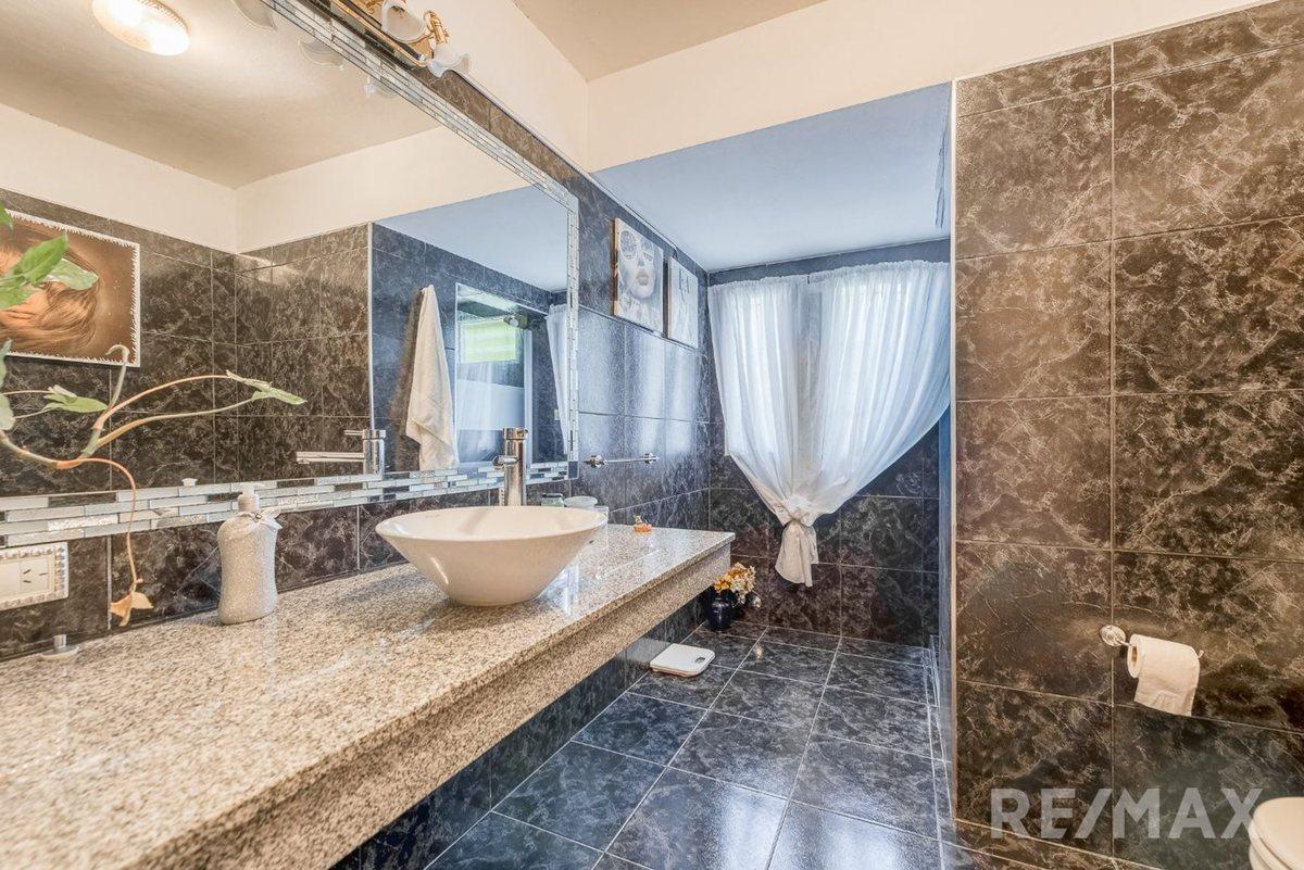 Foto de Venta casa 4 ambientes, pileta y quincho en Jularó, imagen 5