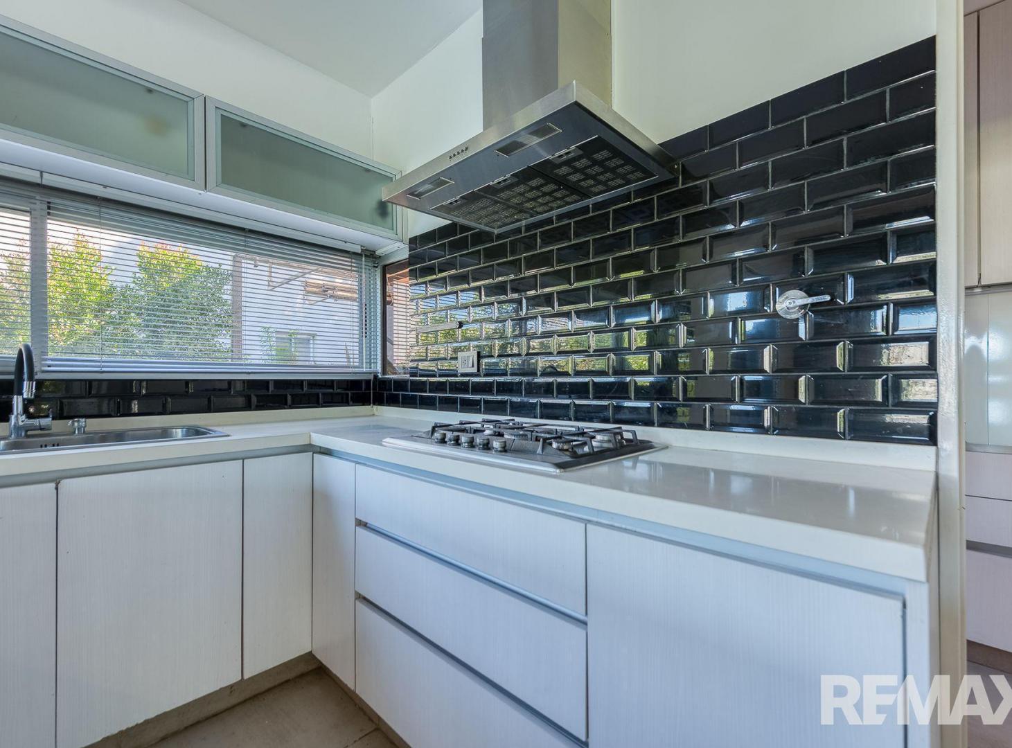 Foto de VENTA CASA 6 AMB JARDIN Y PILETA MANZANARES CHICO, imagen 5