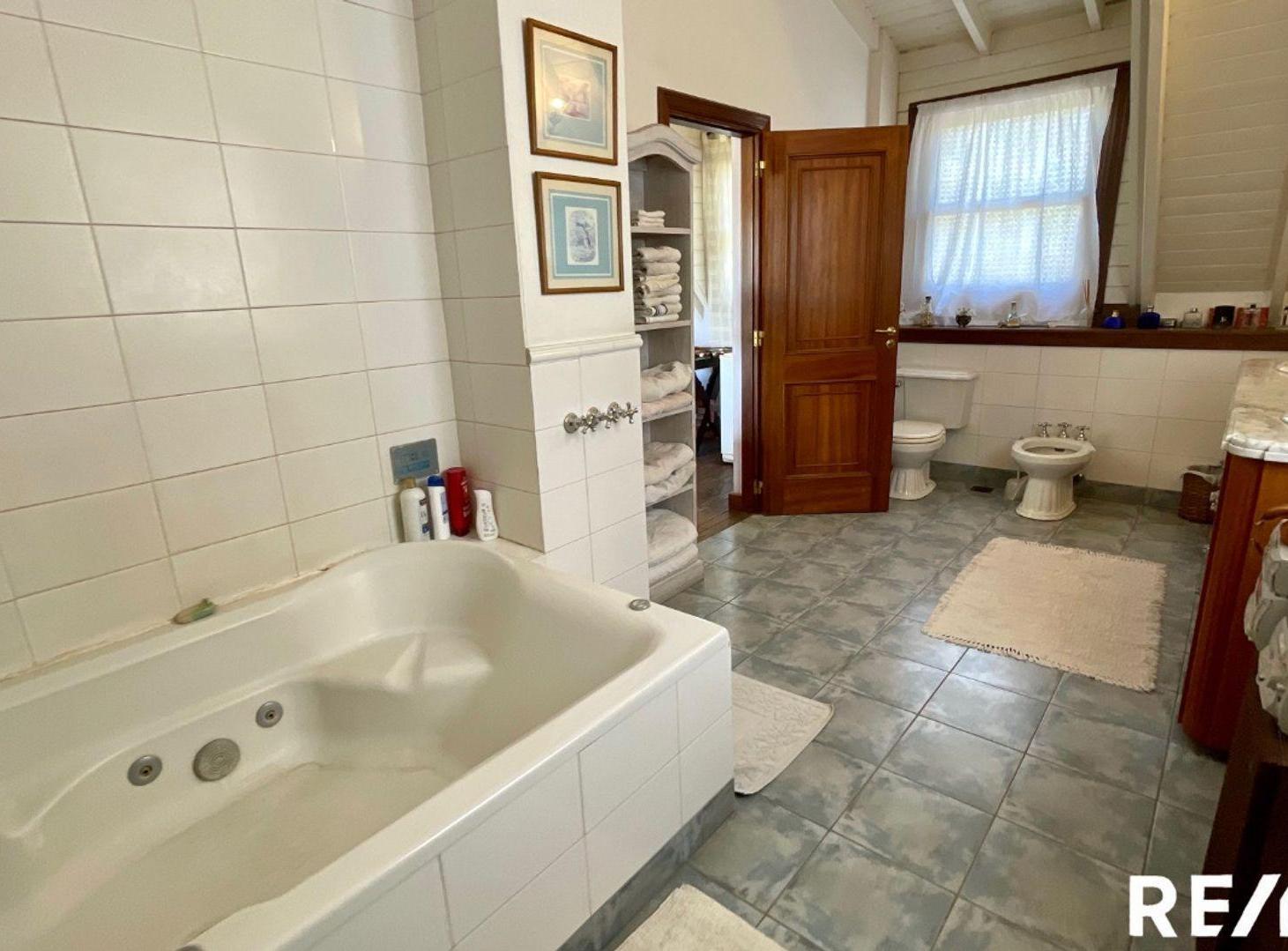 Foto de Venta Casa 5 Dorm. sobre Cancha de Polo Centauros, imagen 5