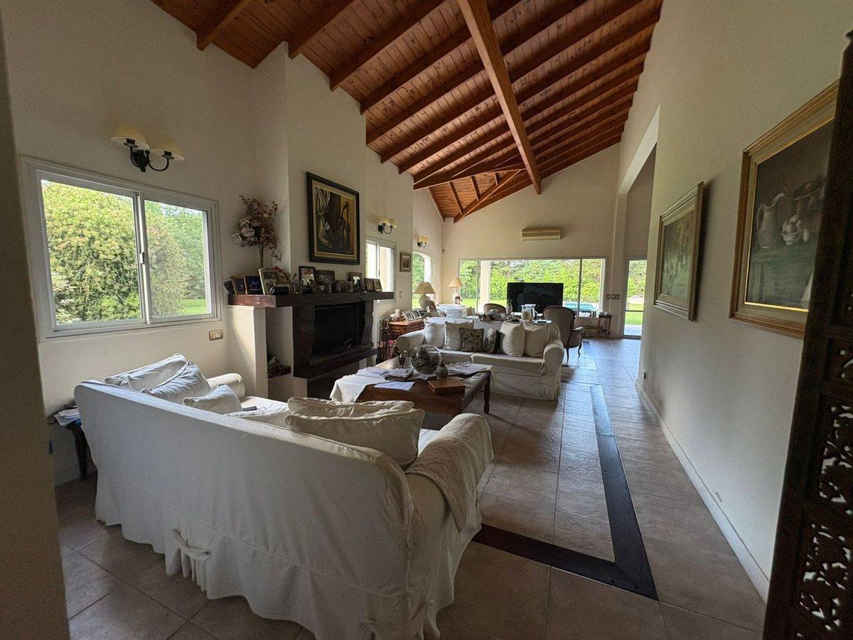 Foto de VENTA CASA 7 AMBIENTES + LOTE 2700 M2 GOLFERS, imagen 3