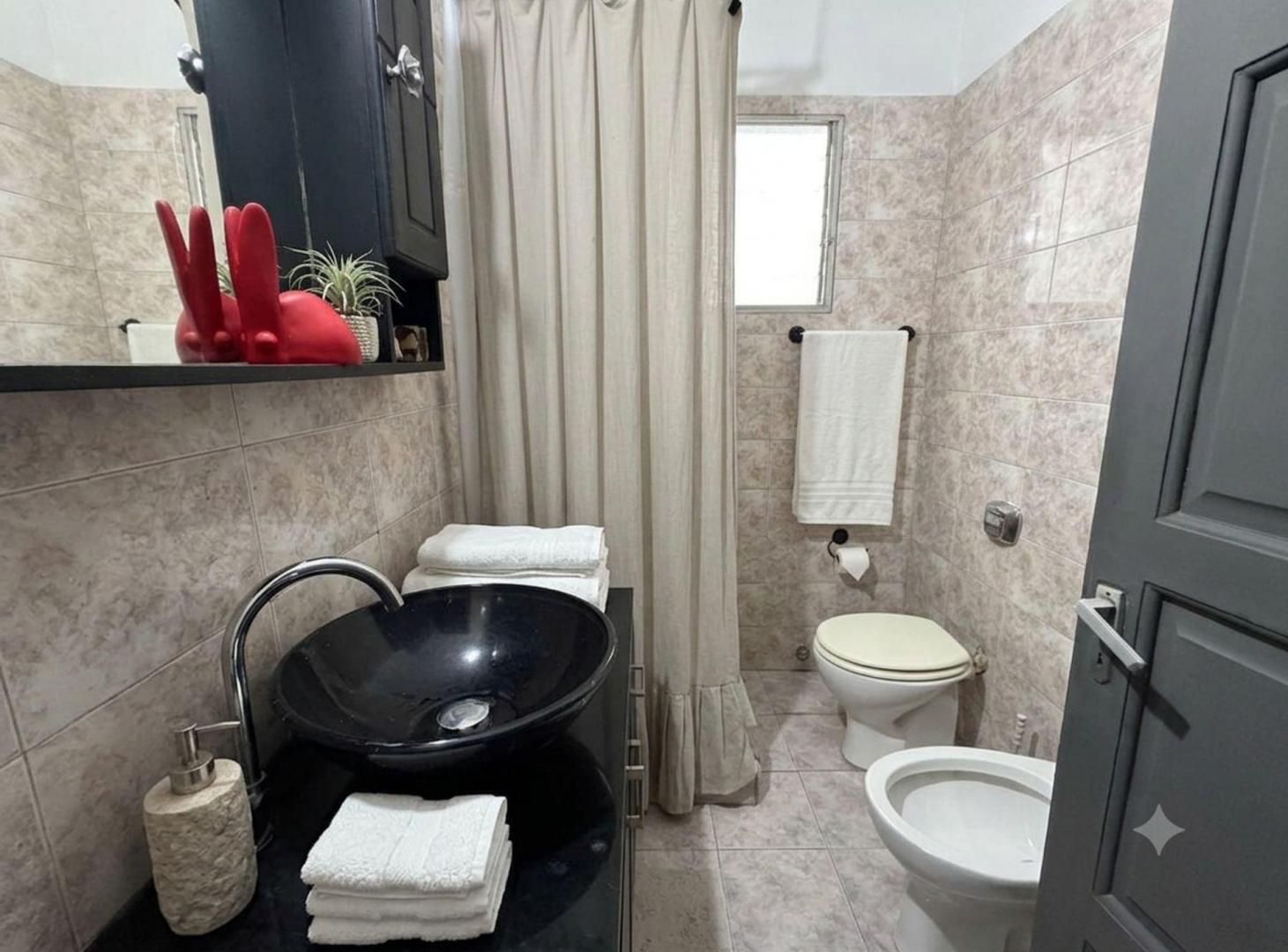 Foto de VENTA DE 2 CASAS CON COCHERA EN PILAR CENTRO, imagen 2