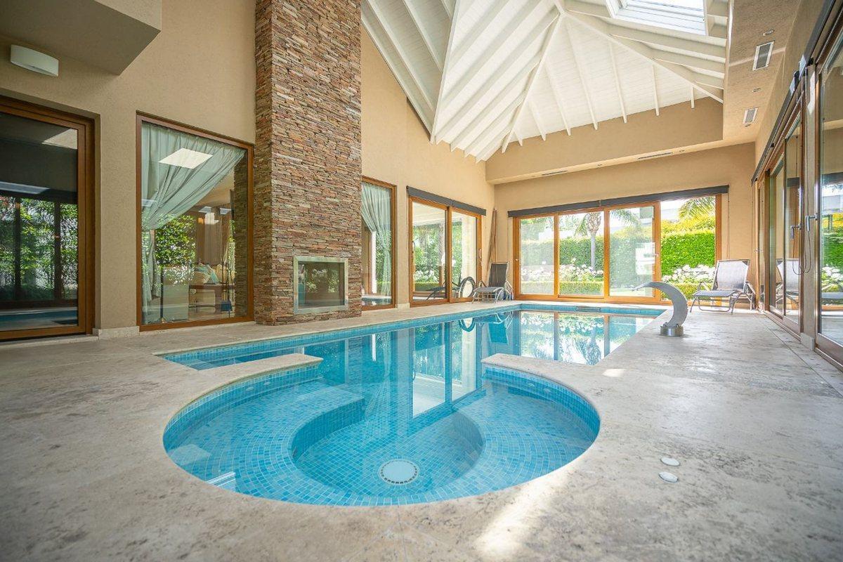 Foto de Casa Venta La Lomada. Pileta interior climatizada, imagen 2