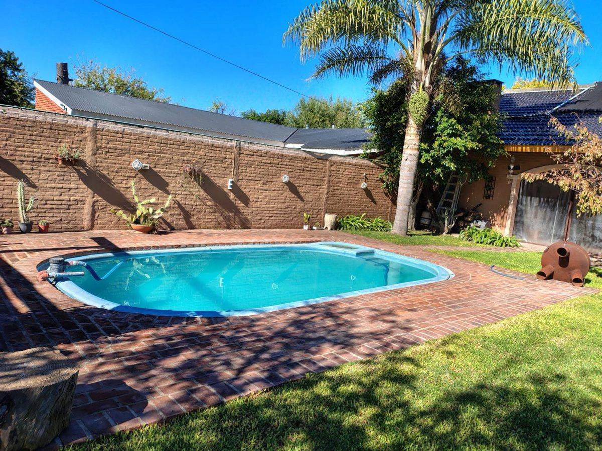 Foto de VENTA CASA 3 DORM., QUINCHO Y PILETA EN ESCOBAR, imagen 2