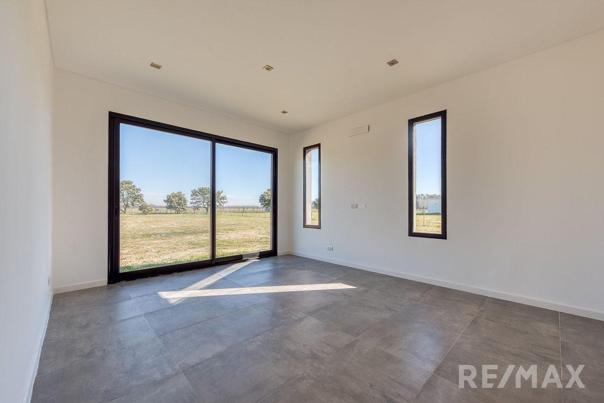 Foto de Venta casa 5 ambientes con pileta en La Macarena, imagen 2