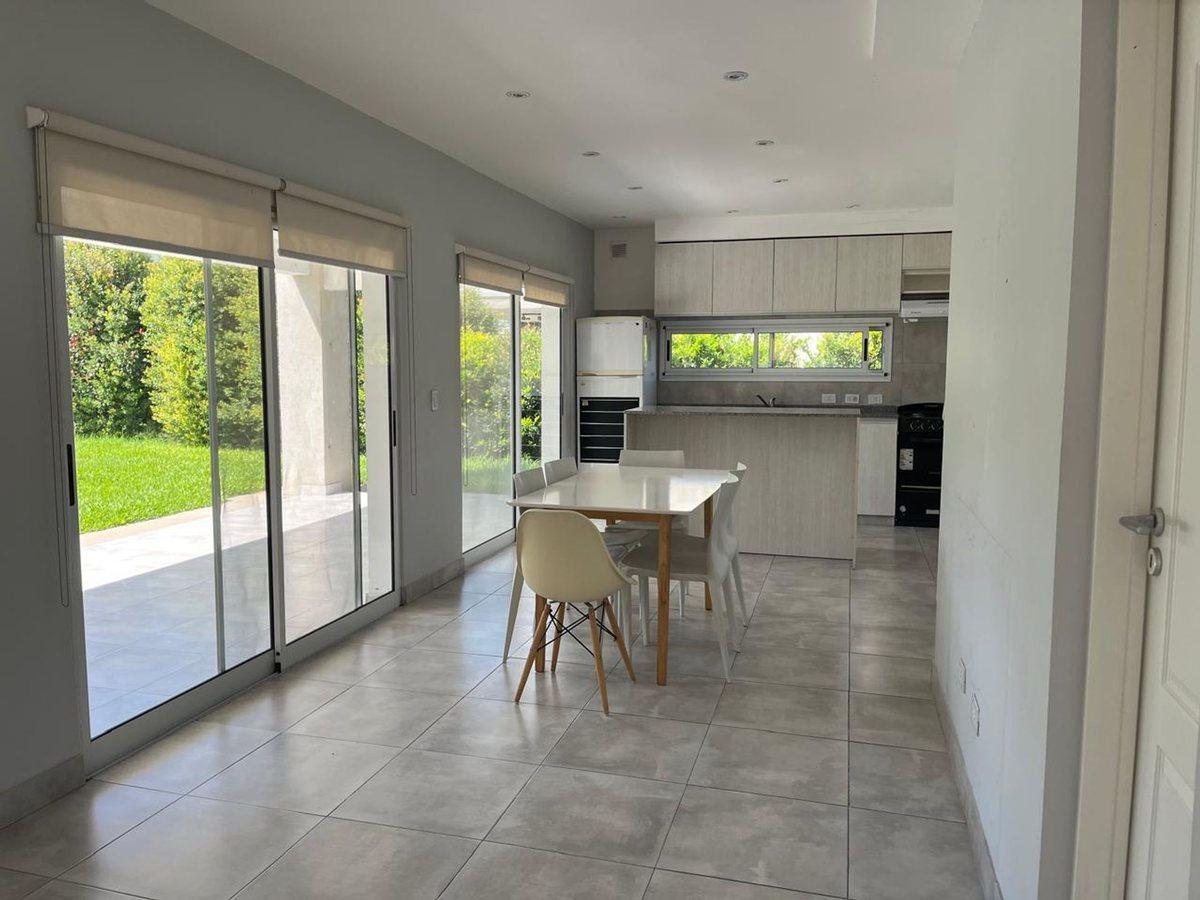 Foto de VENTA CASA c/hab pcipal abajo en AYRES PLAZA PILAR, imagen 1