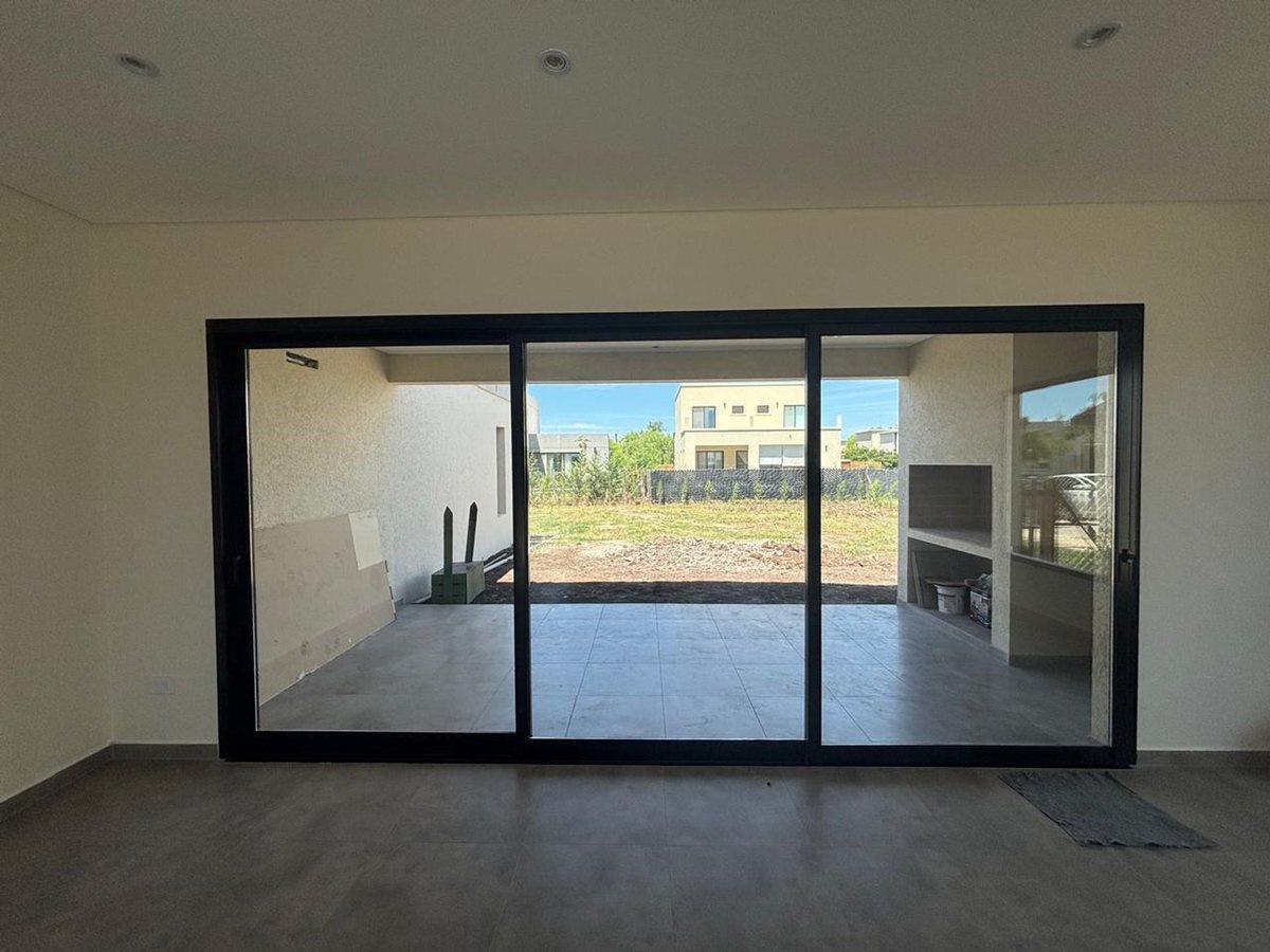 Foto de CASA 4 AMB EN VENTA PILAR DEL ESTE, SANTA EMILIA., imagen 5