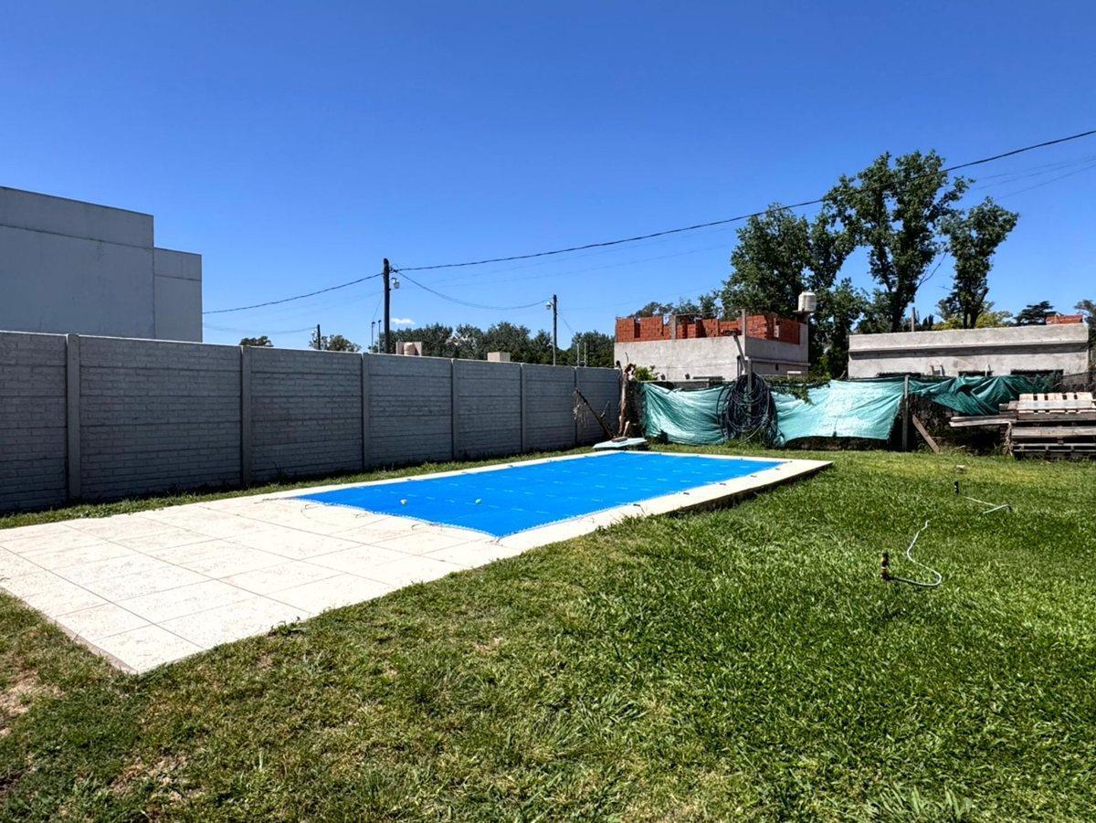 Foto de VENTA CASA CON PILETA, QUINCHO, Bº SEMI CERRADO, imagen 1