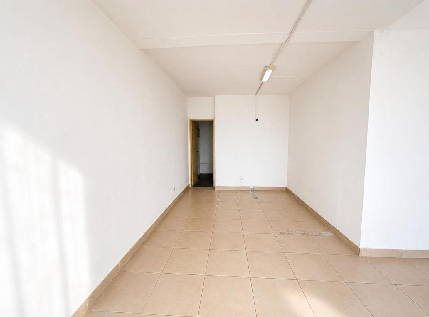 Foto de VENTA LOCAL COMERCIAL PILAR CENTRO SUBDIVIDIDO, imagen 4