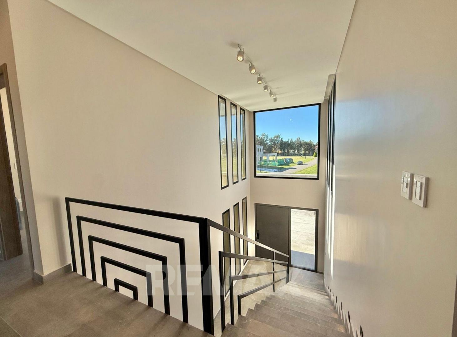 Foto de VENTA CASA PREMIUM 4 DORMITORIOS + DEPEN. PILAR, imagen 5