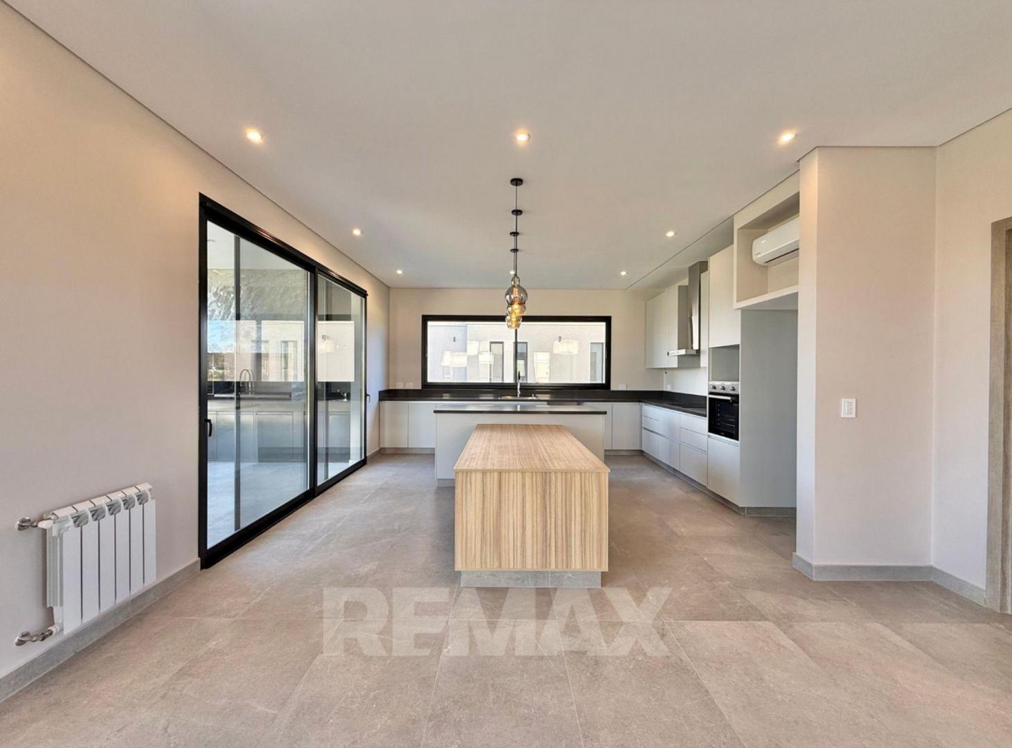 Foto de VENTA CASA PREMIUM 4 DORMITORIOS + DEPEN. PILAR, imagen 2