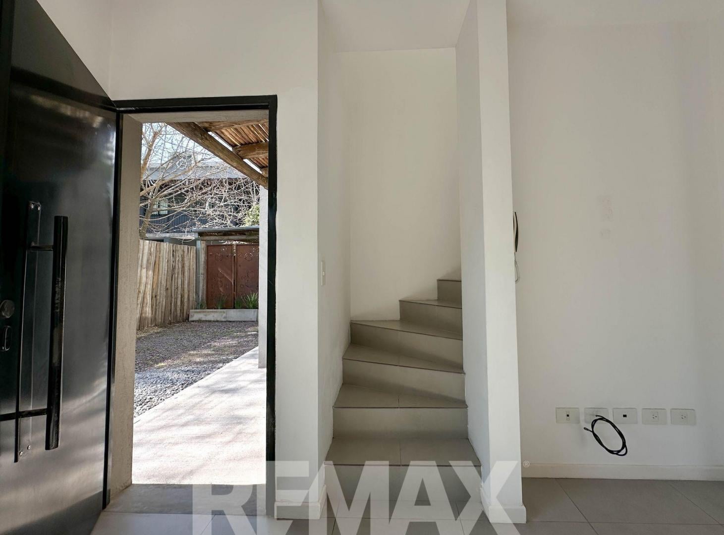 Foto de VENTA DUPLEX 3 AMB C/COCHERA EN PILAR KM 50, imagen 4