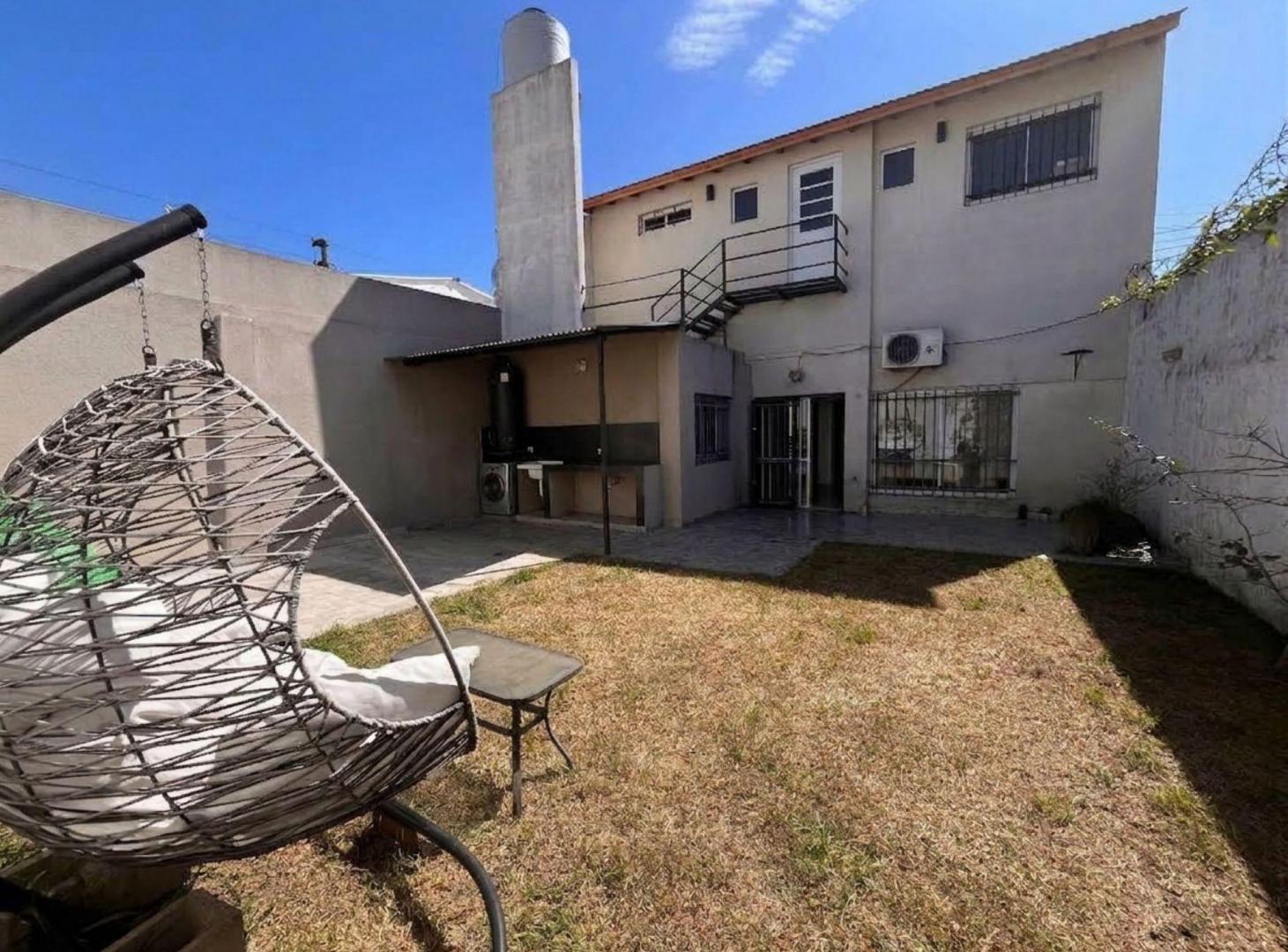 Foto de Venta casa de dos pisos 4 amb en Luzuriaga, imagen 1