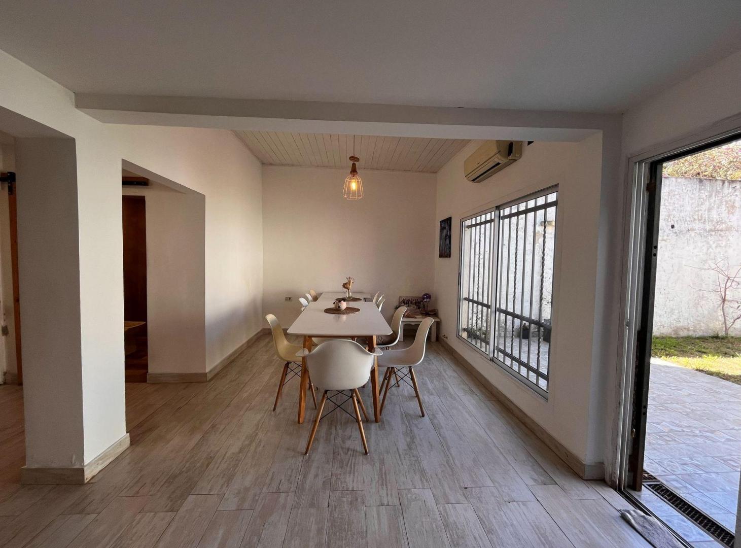 Foto de Venta casa de dos pisos 4 amb en Luzuriaga, imagen 2